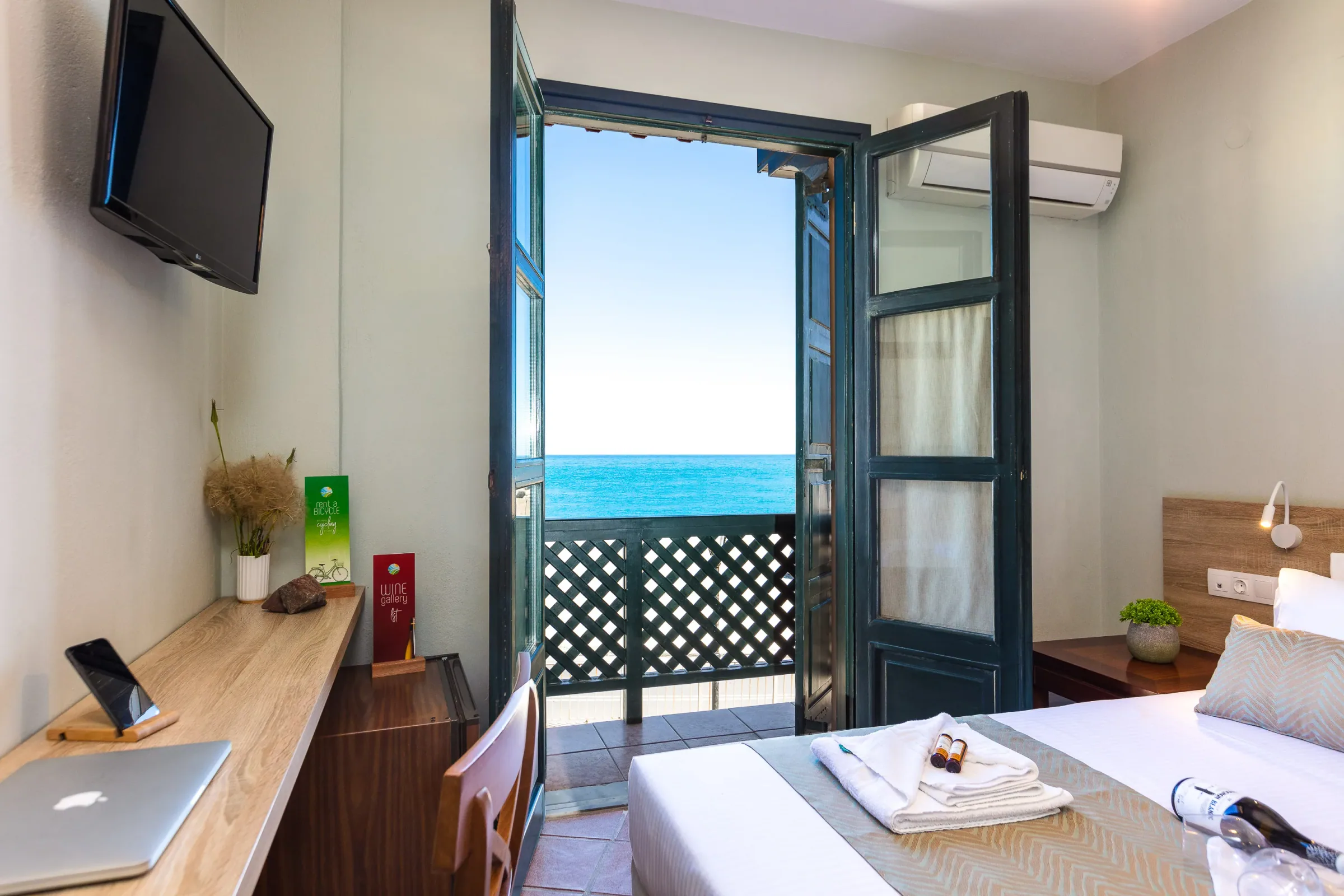 Standard Room With Sea View and Balcony - House of Europe — Photograph 2 of 8