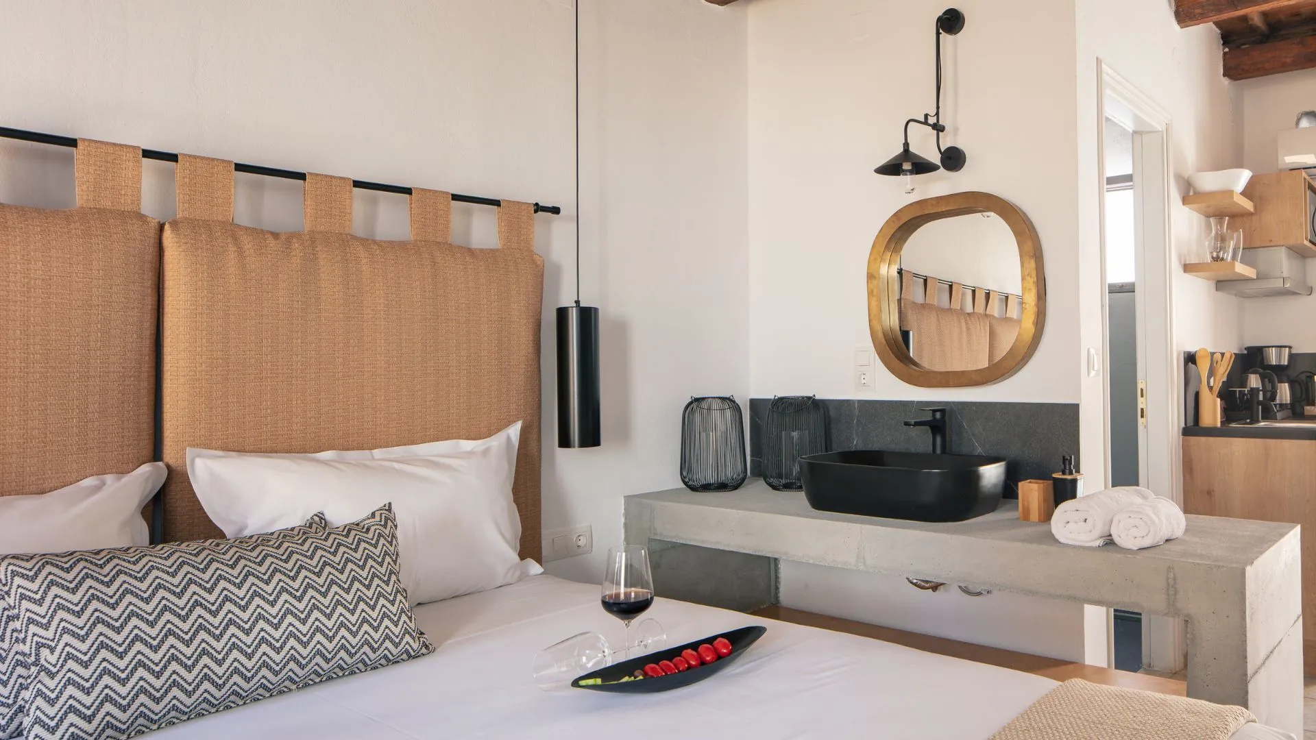 Gateway Suites - Elpida — Photograph 10 of 18