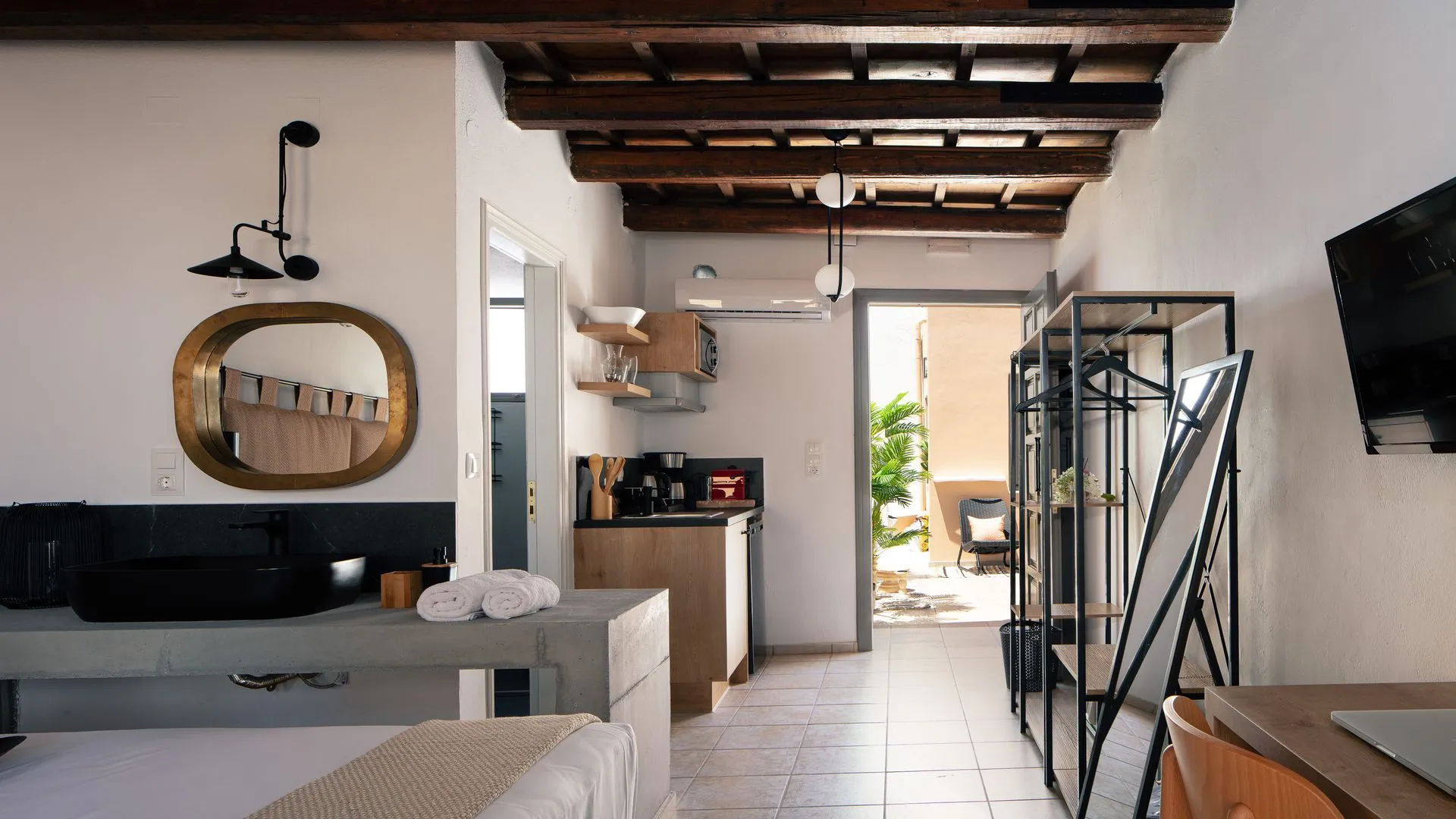 Gateway Suites - Elpida — Photograph 2 of 18