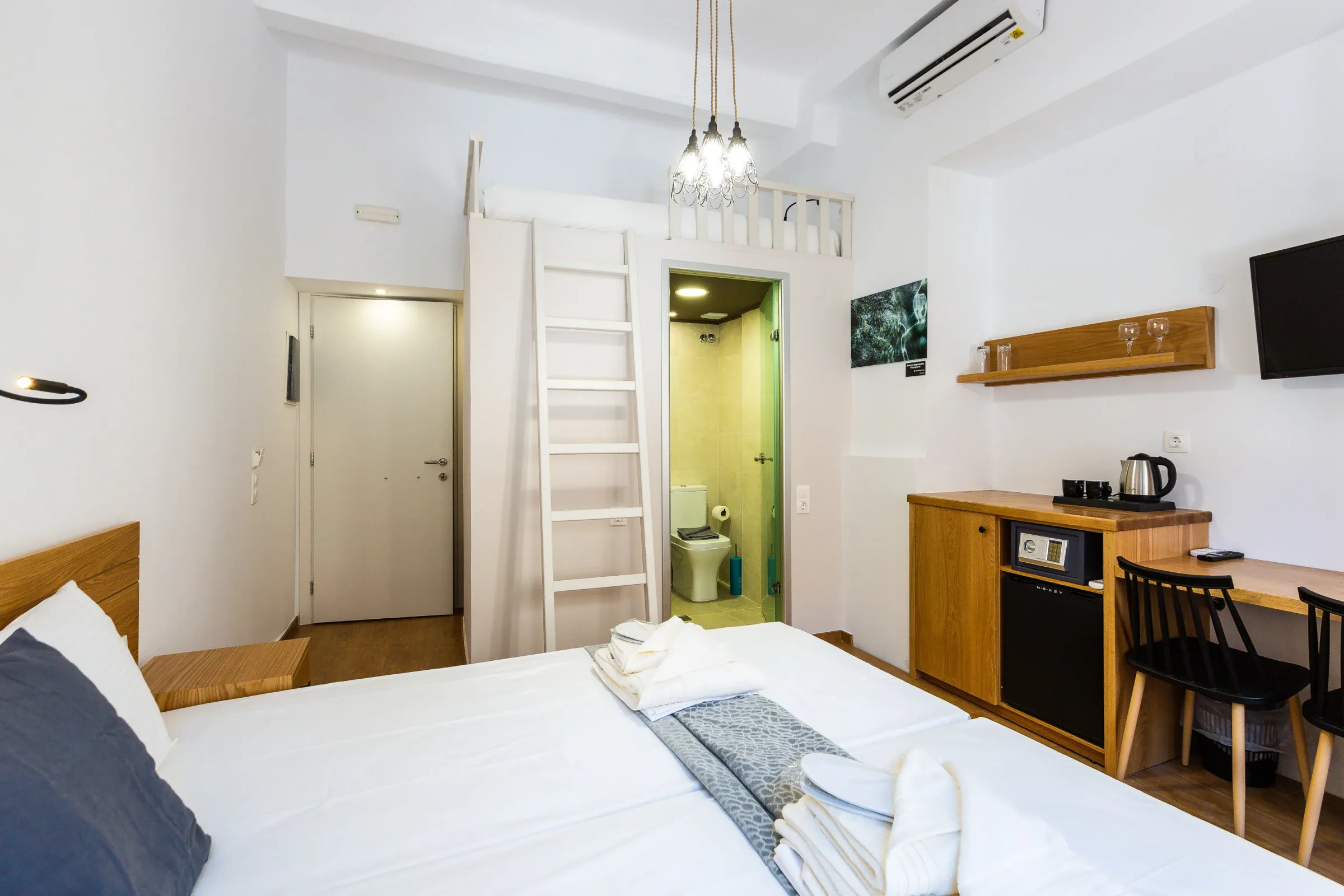 Triple Room - Phos — Photograph 3 of 4